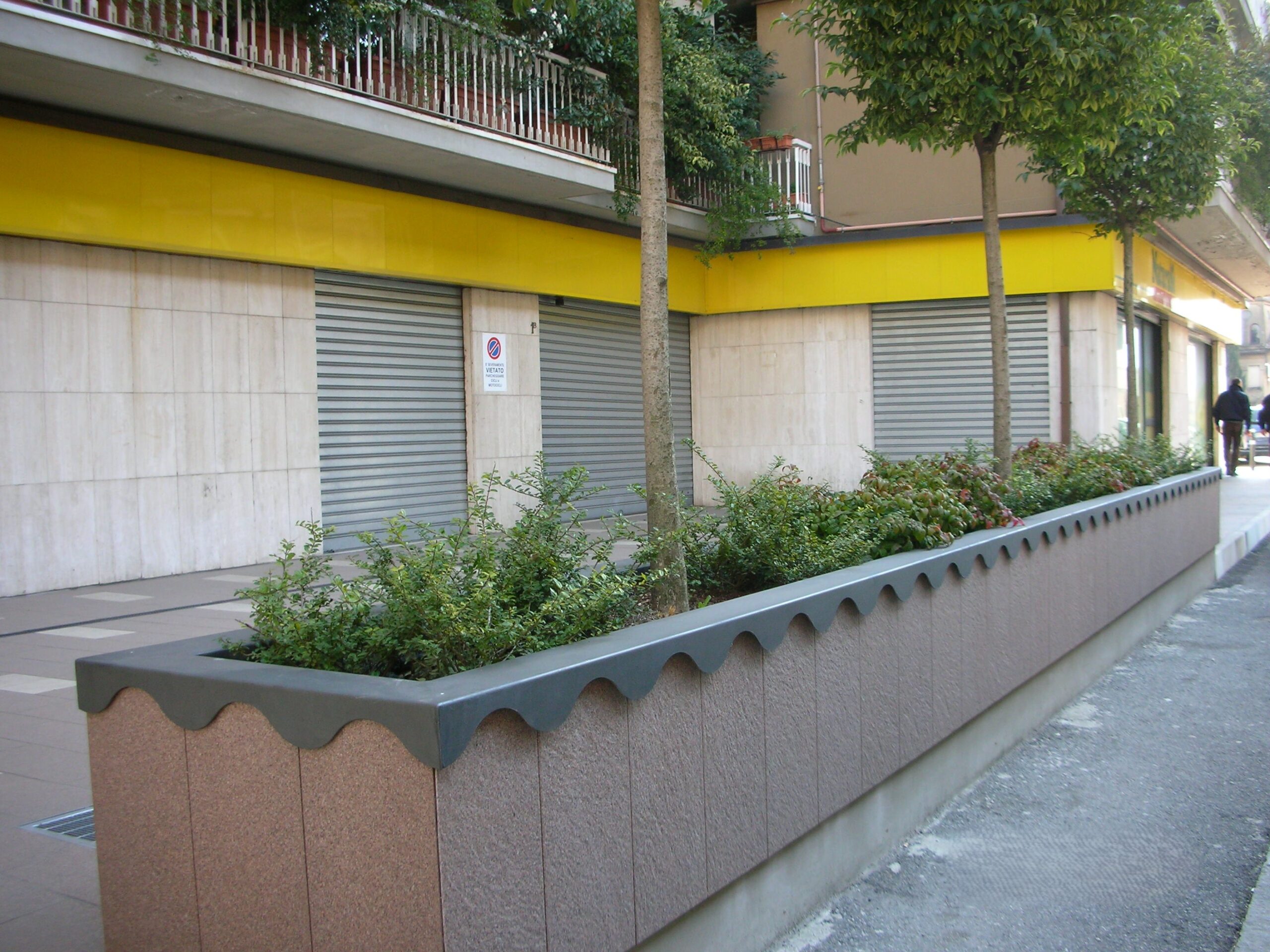 In Comune di Bergamo: sistemazione pertinenze esterne condominiale